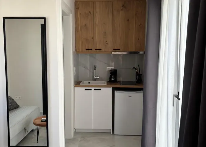 Domuselysia I * Naxos City